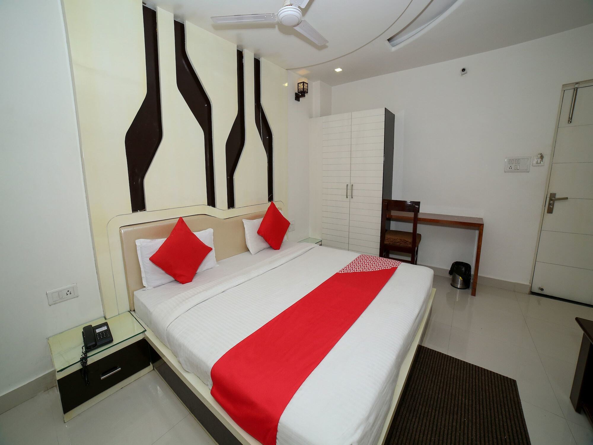 Oyo 7367 Hotel Dessert Palm Gwalior Exterior foto